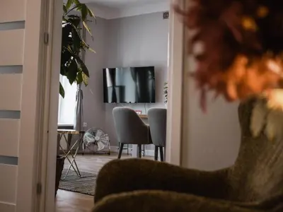 Telewizja i/lub zestaw kina domowego w obiekcie WHITE RESIDENCE 4rooms - CITY CENTER