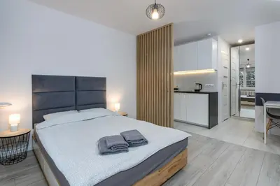 Łóżko lub łóżka w pokoju w obiekcie Andersena Modern B - 10 min CMKP - 5 min Metro - 15 min Center