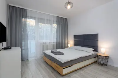 Łóżko lub łóżka w pokoju w obiekcie Andersena Modern B - 10 min CMKP - 5 min Metro - 15 min Center