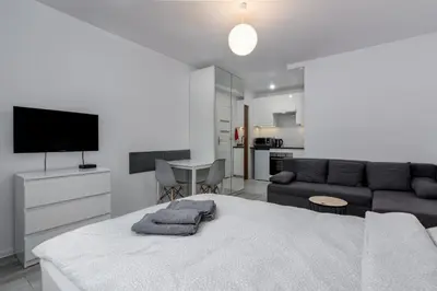 Telewizja i/lub zestaw kina domowego w obiekcie Andersena Modern A - 10 min CMKP - 5 min Metro - 15 min Center