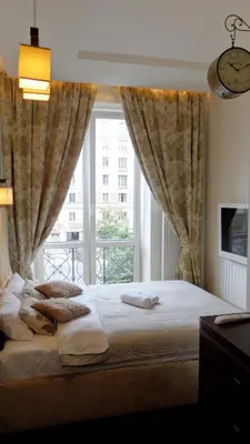 Łóżko lub łóżka w pokoju w obiekcie Apart Rooms Marszalkowska by WarsawResidence Group