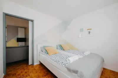 Łóżko lub łóżka w pokoju w obiekcie ShortStayPoland Aleje Jerozolimskie (B4)