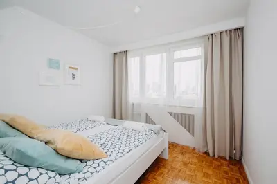 Łóżko lub łóżka w pokoju w obiekcie ShortStayPoland Aleje Jerozolimskie (B4)