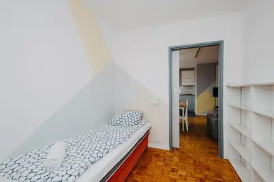 Łóżko lub łóżka w pokoju w obiekcie ShortStayPoland Aleje Jerozolimskie (B4)