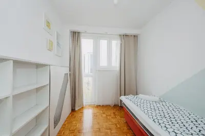 Łóżko lub łóżka w pokoju w obiekcie ShortStayPoland Aleje Jerozolimskie (B4)