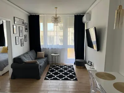 Telewizja i/lub zestaw kina domowego w obiekcie Grand Theatre Prime Apartment by BookingHost