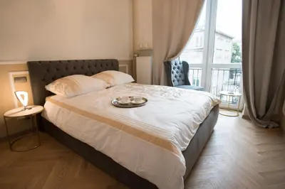 Łóżko lub łóżka w pokoju w obiekcie Silver House Warsaw Center