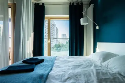 Łóżko lub łóżka w pokoju w obiekcie VipWarsawApartments Sapphire Mennica Residence
