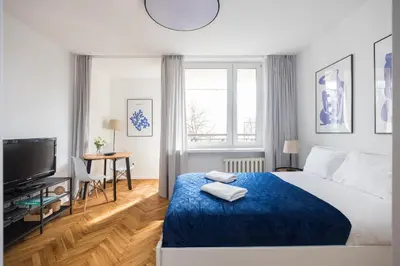 Łóżko lub łóżka w pokoju w obiekcie Riverside Comfort Studio by BookingHost
