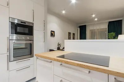 Kuchnia lub aneks kuchenny w obiekcie Mennica Residence Chic Apartment by BookingHost