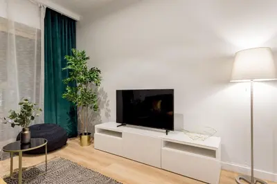 Telewizja i/lub zestaw kina domowego w obiekcie Mennica Residence Chic Apartment by BookingHost