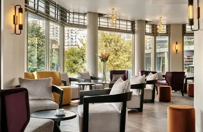 Część wypoczynkowa w obiekcie Leonardo Royal Hotel Warsaw