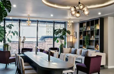 Część wypoczynkowa w obiekcie Leonardo Royal Hotel Warsaw