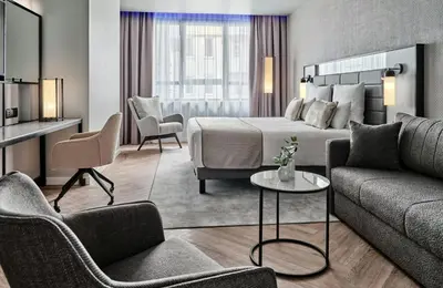 Część wypoczynkowa w obiekcie Leonardo Royal Hotel Warsaw