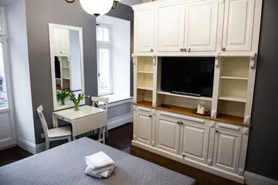 Telewizja i/lub zestaw kina domowego w obiekcie Apartment Hoża 50 with a balcony in close Center