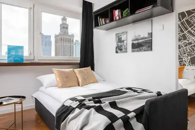 Łóżko lub łóżka w pokoju w obiekcie Chmielna 35 - City View Apartment by Noclegi Renters