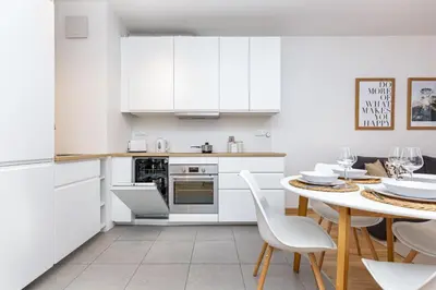 Kuchnia lub aneks kuchenny w obiekcie Apartments Varsovia Kasprzaka by Noclegi Renters