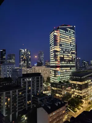 Widok na miasto Warszawa z tego aparthotelu