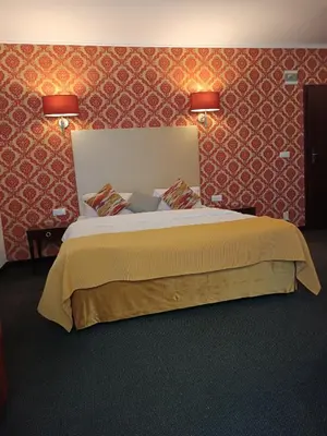 Łóżko lub łóżka w pokoju w obiekcie Amigo Hotel