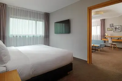 Telewizja i/lub zestaw kina domowego w obiekcie Four Points by Sheraton Warsaw Mokotow