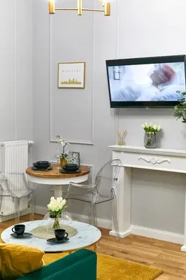 Telewizja i/lub zestaw kina domowego w obiekcie Stara Praga Vistula Apartment by BookingHost