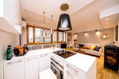Kuchnia lub aneks kuchenny w obiekcie Golden Apartment with Air Condition by Your Freedom