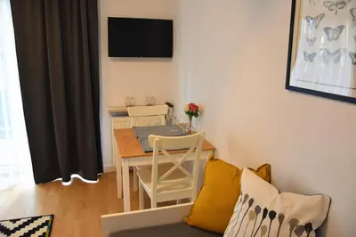 Telewizja i/lub zestaw kina domowego w obiekcie Apartamenty Coco Premium Saska Kępa