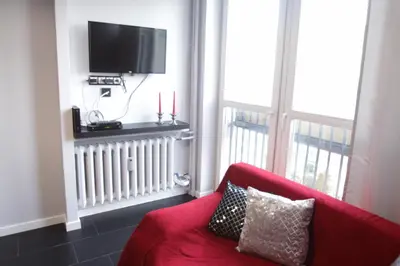 Telewizja i/lub zestaw kina domowego w obiekcie KRÓLEWSKA Apartament HAPPY HOME
