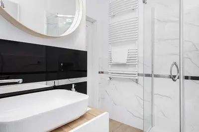 Łazienka w obiekcie Apartments Warsaw Pawia by Noclegi Renters