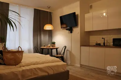 Telewizja i/lub zestaw kina domowego w obiekcie Folk by Anne Apartments & Rooms