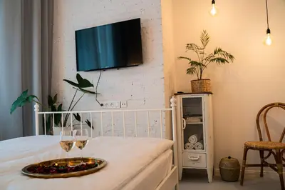 Telewizja i/lub zestaw kina domowego w obiekcie Folk by Anne Apartments & Rooms
