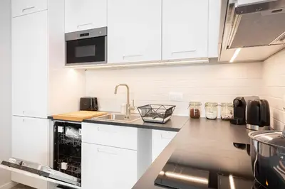 Kuchnia lub aneks kuchenny w obiekcie Apartments Rondo Wiatraczna by Noclegi Renters