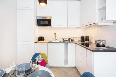 Kuchnia lub aneks kuchenny w obiekcie Apartments Rondo Wiatraczna by Noclegi Renters