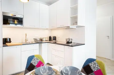 Kuchnia lub aneks kuchenny w obiekcie Apartments Rondo Wiatraczna by Noclegi Renters