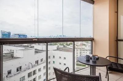 Balkon lub taras w obiekcie Apartments Rondo Wiatraczna by Noclegi Renters