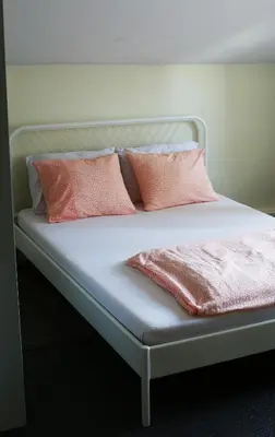 Łóżko lub łóżka w pokoju w obiekcie Hotelik Okęcie 39 - Nocleg i Parking Blisko Lotnisko Okęcie