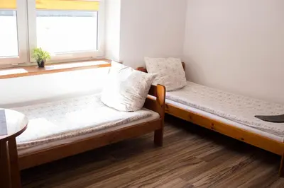 Łóżko lub łóżka w pokoju w obiekcie Hotelik Okęcie 39 - Nocleg i Parking Blisko Lotnisko Okęcie