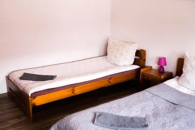 Łóżko lub łóżka w pokoju w obiekcie Hotelik Okęcie 39 - Nocleg i Parking Blisko Lotnisko Okęcie