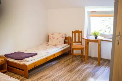 Łóżko lub łóżka w pokoju w obiekcie Hotelik Okęcie 39 - Nocleg i Parking Blisko Lotnisko Okęcie