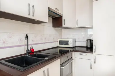 Kuchnia lub aneks kuchenny w obiekcie Jonagold Apartment Metro Raclawicka