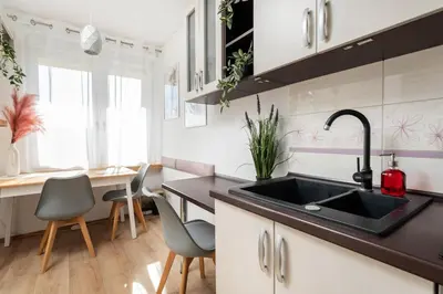 Kuchnia lub aneks kuchenny w obiekcie Jonagold Apartment Metro Raclawicka