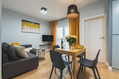 Telewizja i/lub zestaw kina domowego w obiekcie Airport Okecie Wagonowa Serviced Apartments