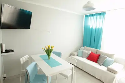 Telewizja i/lub zestaw kina domowego w obiekcie Happy Home Krochmalna Apartment