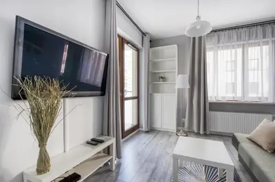 Telewizja i/lub zestaw kina domowego w obiekcie Warsaw Night Apartments Giełdowa