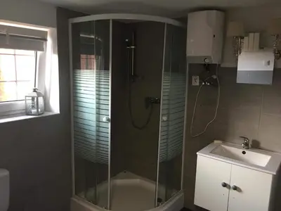 Łazienka w obiekcie BIG CALM APART HOTEL 15min WARSAW 6pers WiFi Fireplace Garden Grill