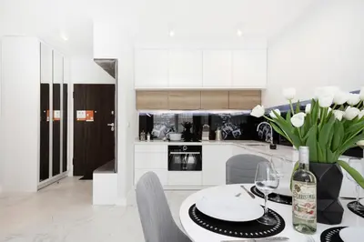 Kuchnia lub aneks kuchenny w obiekcie Apartments Warsaw Przyokopowa by Noclegi Renters
