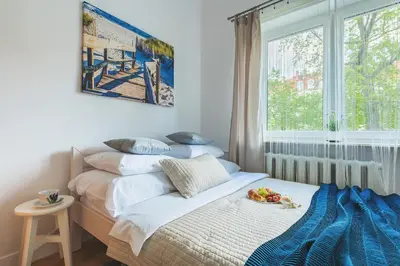 Łóżko lub łóżka w pokoju w obiekcie Zbawiciela Square P&O Serviced Apartments