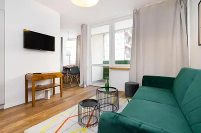 Telewizja i/lub zestaw kina domowego w obiekcie Independence Museum Charming Apartment by BookingHost