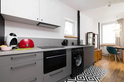 Kuchnia lub aneks kuchenny w obiekcie Independence Museum Charming Apartment by BookingHost