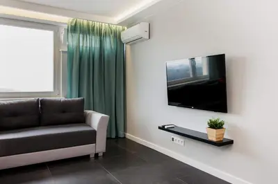 Telewizja i/lub zestaw kina domowego w obiekcie Apartment River front, Great View from 14th floor, next to PGE Narodowy Stadium, Torwar - by WarsawSkyLine Apartments